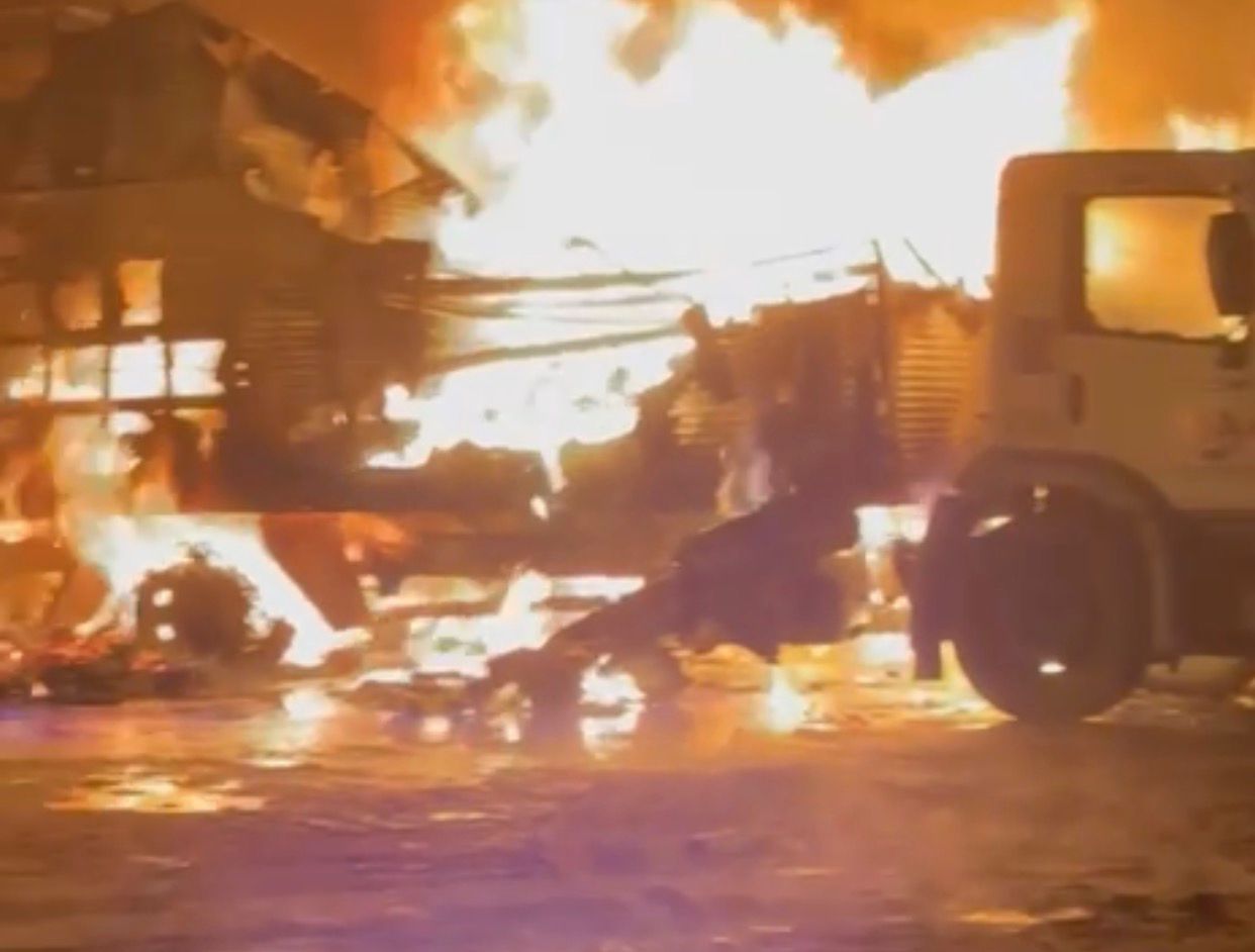 VÍDEO: Incêndio de grandes proporções destrói galpão de empresa em Manaus