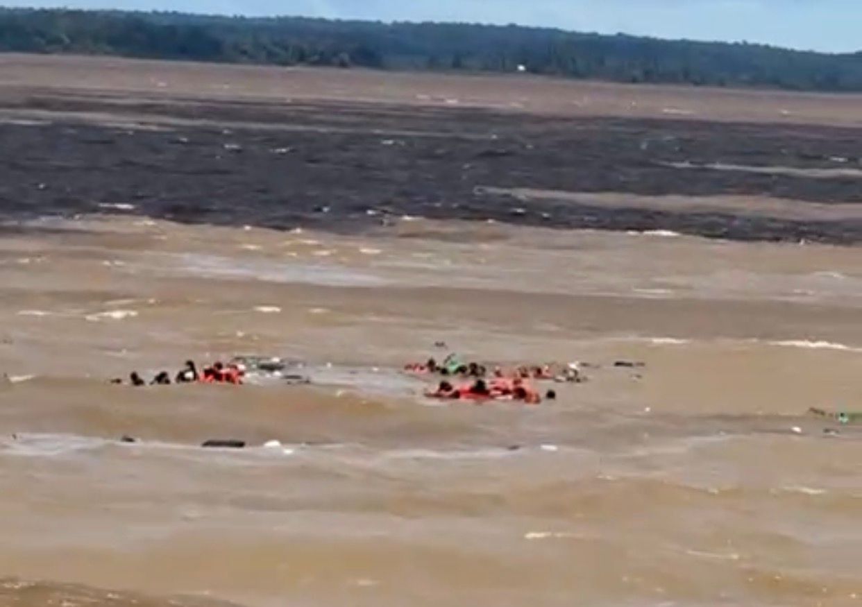 VÍDEO: Lancha com vários passageiros naufraga no Encontro das Águas, em Manaus