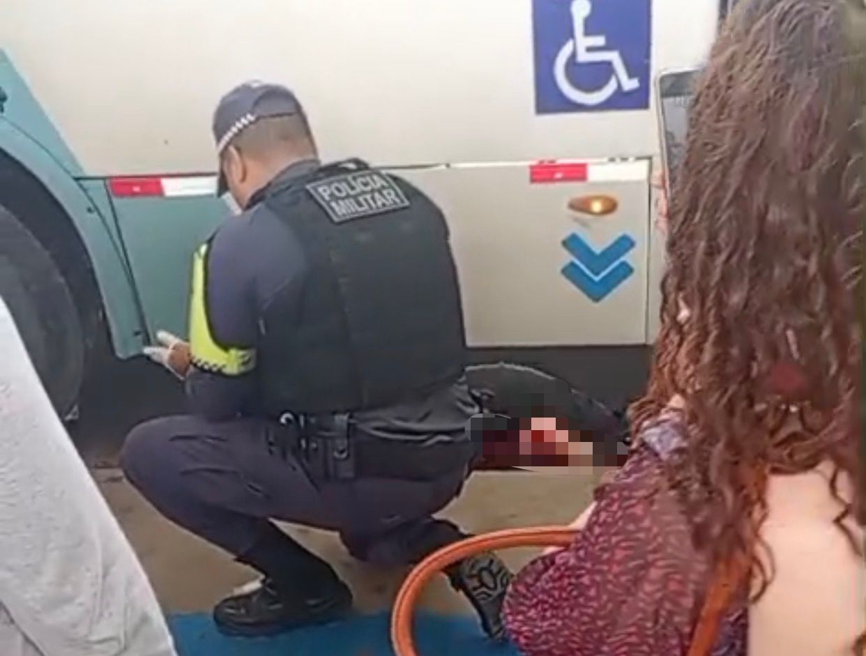 VÍDEO: Passageira tem perna esmagada por ônibus no Terminal 1, em Manaus
