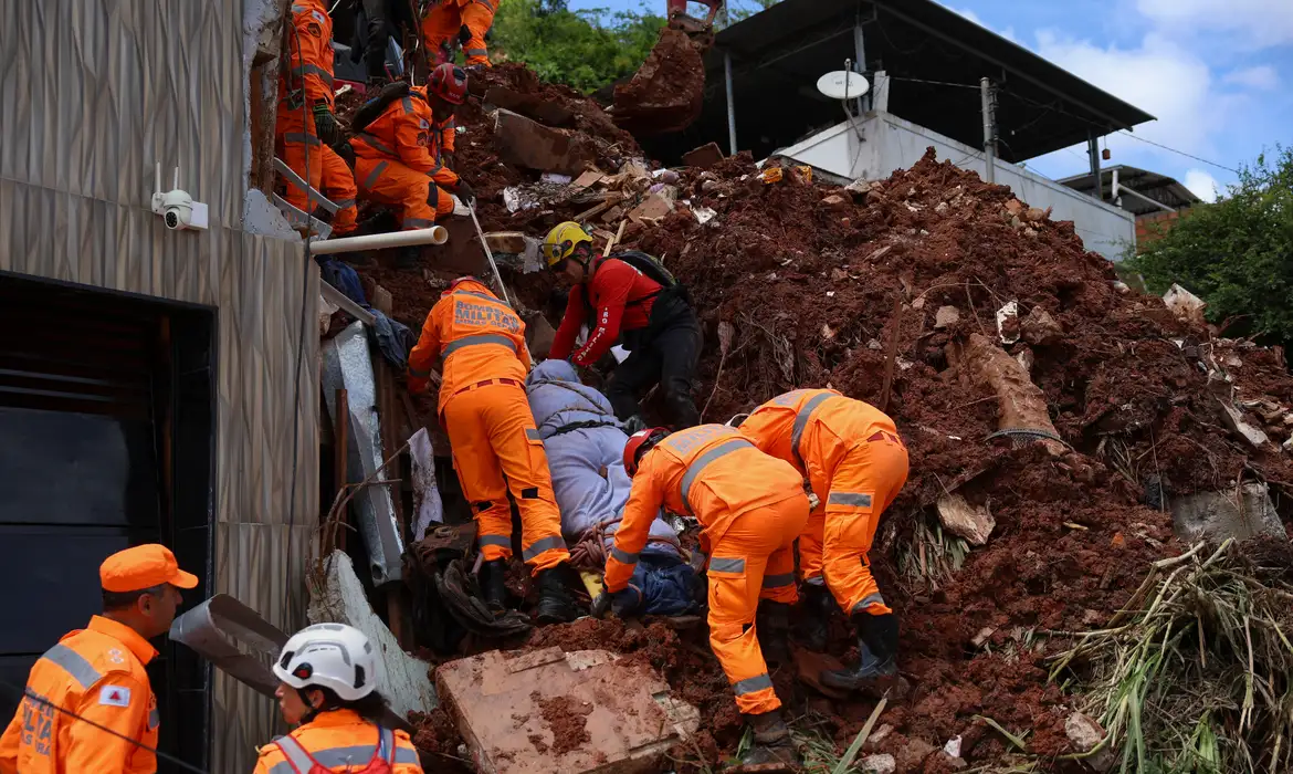 Chuva deixa 55 mortos e equipes seguem buscas em Minas Gerais