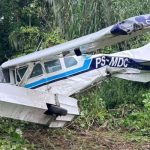 VÍDEO: Avião sai da pista e vai parar em área de mata no Aeroclube de Manaus