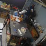 VÍDEO: Criminosos rendem funcionários e assaltam delivery de lanches em Manaus