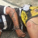 VÍDEO: Suspeito de esfaquear passageira de ônibus é espancado e amarrado em Manaus