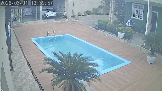 Homem invade casa, faz reféns e foge com notebooks e HDs em Manaus