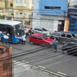 Acidente entre ônibus de rota e carros trava trânsito no Centro de Manaus