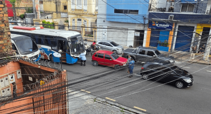 Acidente entre ônibus de rota e carros trava trânsito no Centro de Manaus