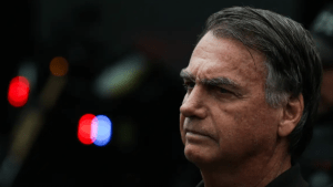 Bolsonaro passal mal e é levado para hospital em Brasília