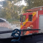 VÍDEO: Carreta com carga de trigo tomba e bloqueia trecho da AM-010