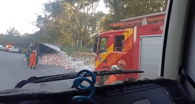 Carreta com carga de trigo tomba e bloqueia trecho da AM-010