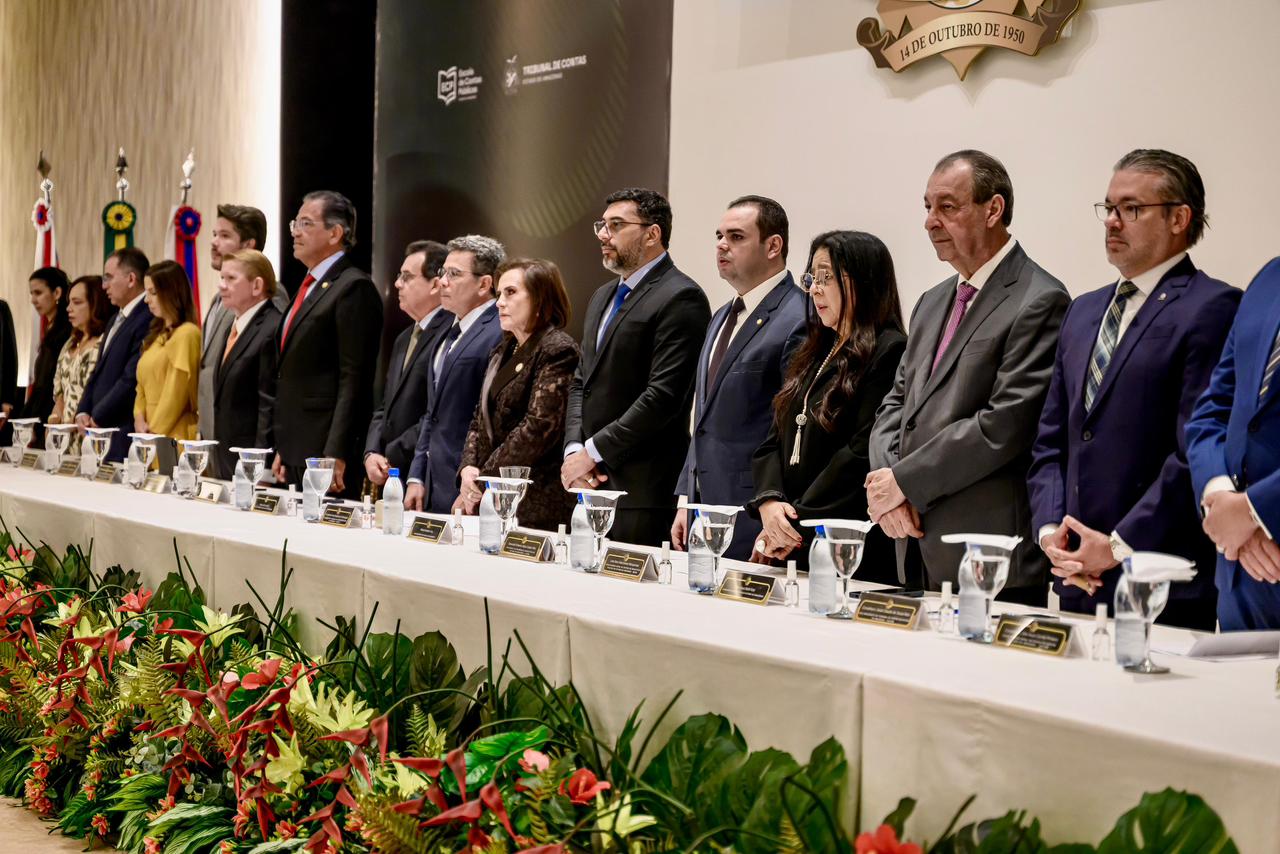 Wilson Lima, Omar Aziz e Roberto Cidade aparecem juntos em evento do TCE-AM