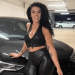 Dominatrix ganha fortuna com fetiche na internet