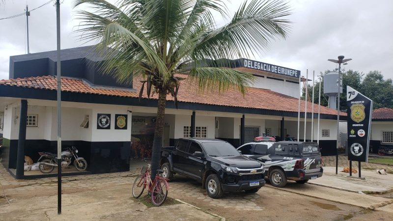 Com ciúmes, homem acusa ex-namorada e joga moto contra ela em Eirunepé