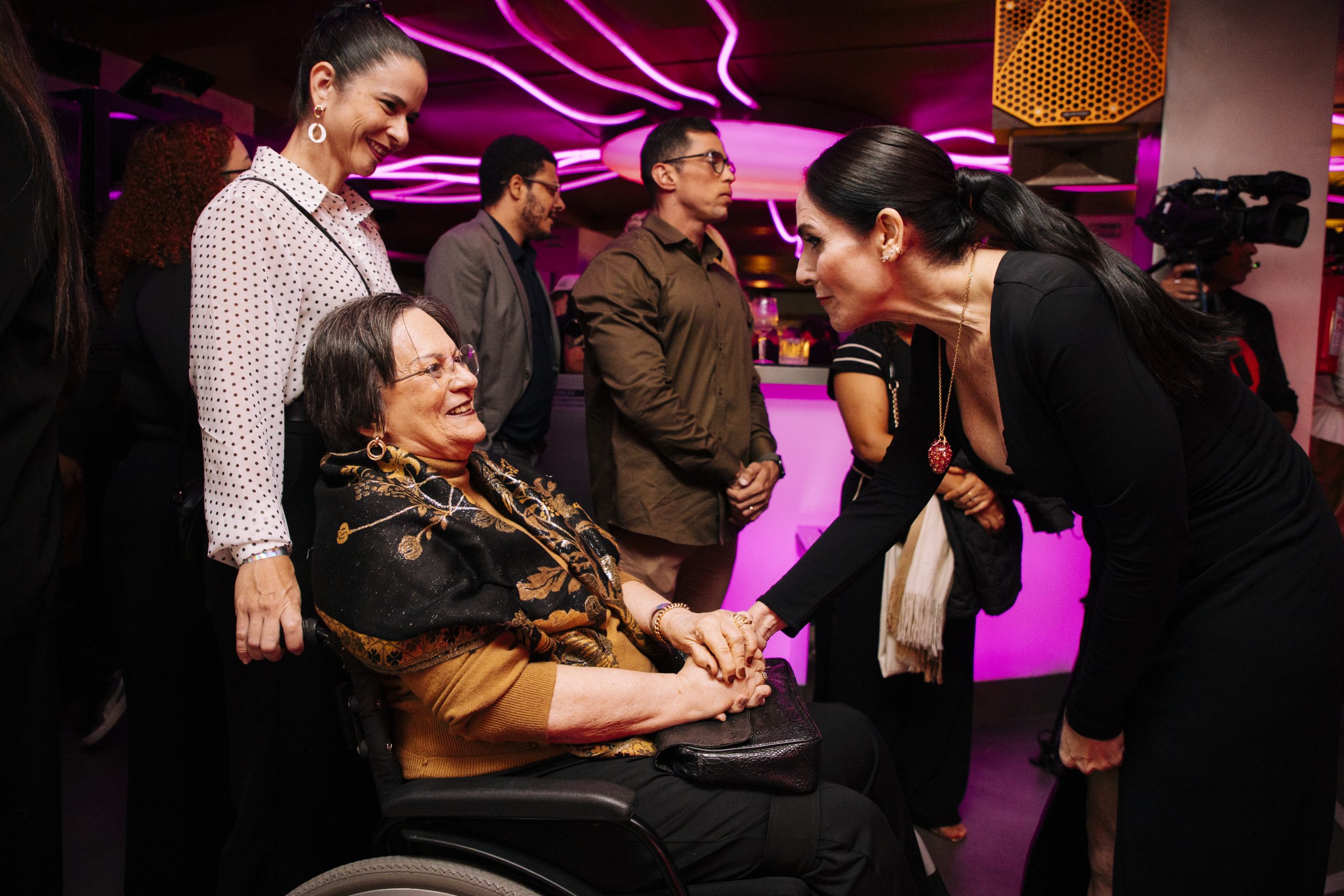 Nova identidade marca 140 anos da Avon em encontro de gerações de mulheres empoderadas