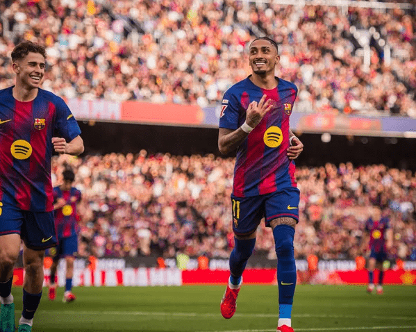 Raphinha marca três pelo Barcelona antes da lista de Ancelotti