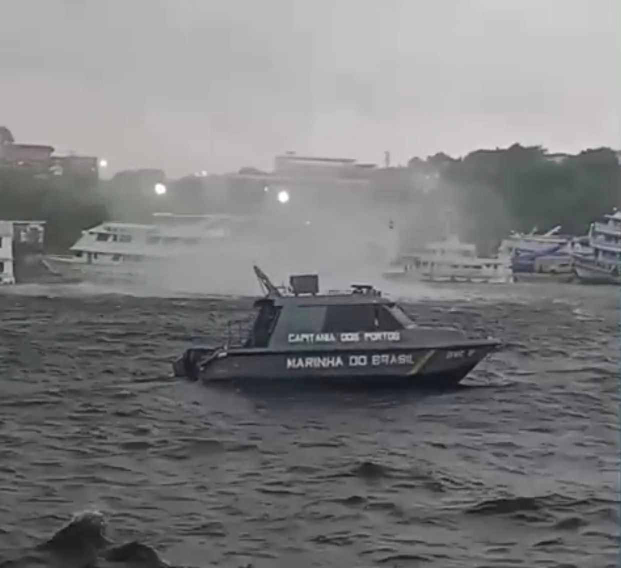 VÍDEO: Redemoinho é registrado no Porto do São Raimundo durante temporal