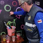 Donos de adegas são presos por vender bebidas alcoólicas a adolescentes em Manaus