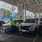 Fiscalização autua 30 motoristas por uso irregular de vagas especiais em Manaus