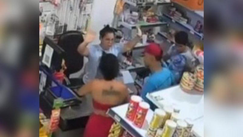 VÍDEO: Criminosos rendem funcionários durante assalto a mercadinho em Manaus