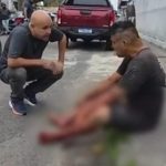 VÍDEO: Homem esfaqueado pelo próprio tio cai em frente à delegacia ao tentar pedir ajuda em Manaus