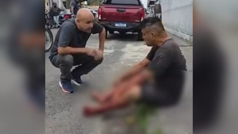 VÍDEO: Homem esfaqueado pelo próprio tio cai em frente à delegacia ao tentar pedir ajuda em Manaus