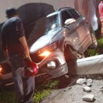 VÍDEO: Carro derruba poste e trava trânsito na avenida das Torres em Manaus