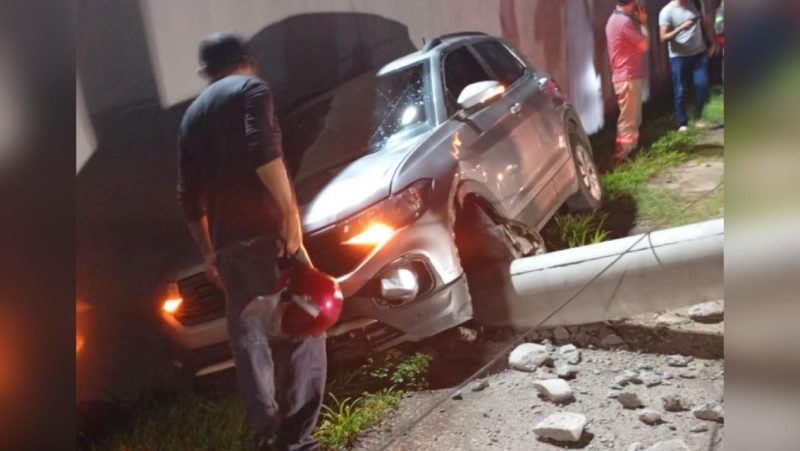 VÍDEO: Carro derruba poste e trava trânsito na avenida das Torres em Manaus