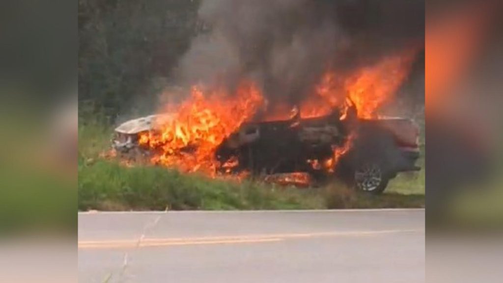 Carro pega fogo e fica totalmente destruído na rodovia BR-174 no AM