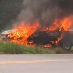 VÍDEO: Carro fica totalmente destruído ao pegar fogo na rodovia BR-174 no AM