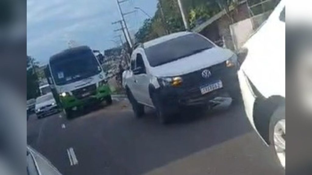 Engavetamento com micro-ônibus trava trânsito na Torquato Tapajós em Manaus