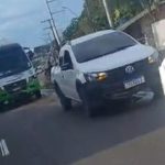 VÍDEO: Engavetamento entre micro-ônibus e dois carros trava trânsito na Torquato Tapajós em Manaus
