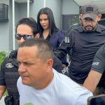 VÍDEO: Comandante mantém silêncio ao ser levado para audiência de custódia em Manaus