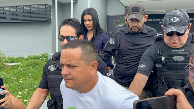 VÍDEO: Comandante mantém silêncio ao ser levado para audiência de custódia em Manaus