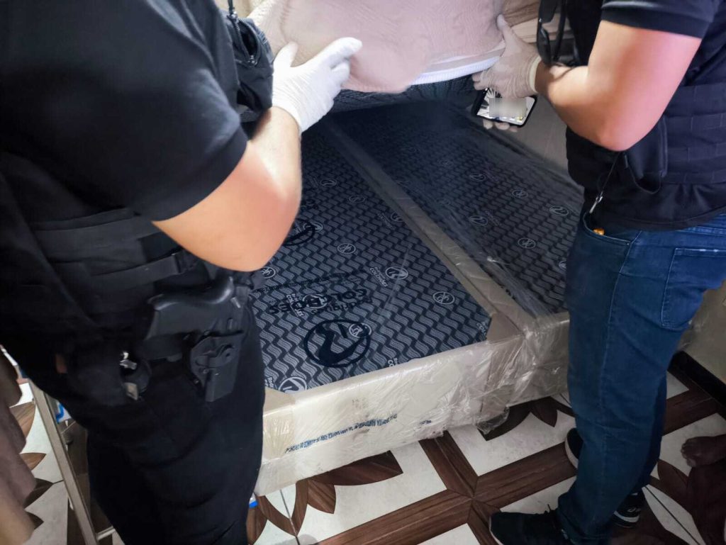 Dois PMs são presos suspeitos de facilitar a fuga de 23 custodiados em Manaus