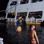 VÍDEO: Embarcação bate em pedra e encalha no Rio Negro