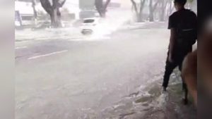 Chuva deixa Centro de Manaus alagado na manhã desta quinta-feira