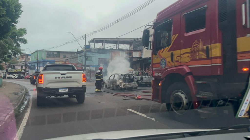 Carro pega fogo e fica destruído na avenida Brasil, zona Oeste de Manaus