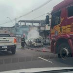 VÍDEO: Carro pega fogo e fica destruído na avenida Brasil em Manaus