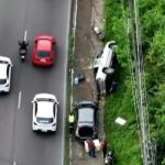 VÍDEO: Carro capota e trava trânsito na avenida Rodrigo Otávio, em Manaus
