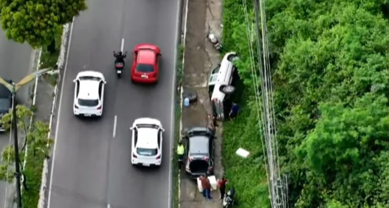 Carro capota e trava trânsito na avenida Rodrigo Otávio, em Manaus