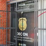 Casal é preso em Manaus suspeito de aplicar golpes em mais de R$ 100 mil em pacotes de viagens