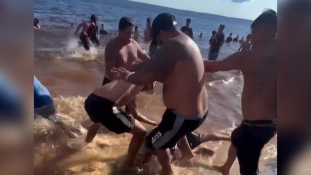 Suspeito de tocar em criança é espancado na Ponta Negra por banhistas