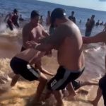 VÍDEO: Banhistas espancam suspeito de aliciar criança na Ponta Negra