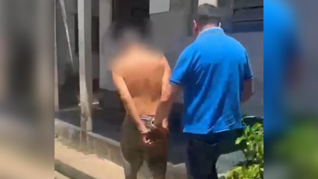 Homem é preso após agredir e ameaçar mulher na frente da filha em Manacapuru