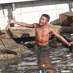 VÍDEO: Homem limpa bueiro com as próprias mãos em feira de Manacapuru