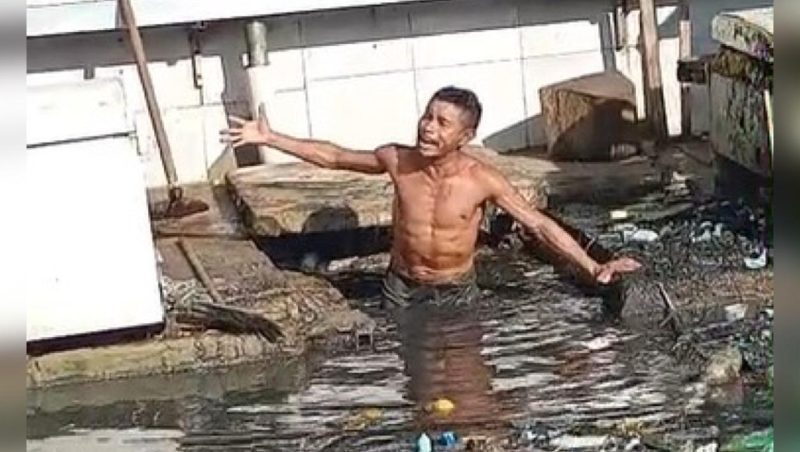 VÍDEO: Homem limpa bueiro com as próprias mãos em feira de Manacapuru
