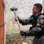 VÍDEO: Sargento da PM derruba portão usado por criminosos para bloquear passagem da polícia em rua de Manaus