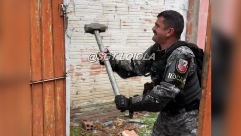 VÍDEO: Sargento da PM derruba portão usado por criminosos para bloquear passagem da polícia em rua de Manaus