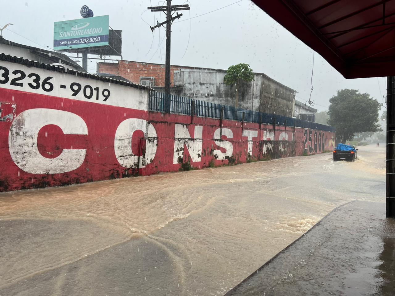 Temporal em Manaus provoca alagamentos e alerta de risco