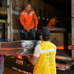 Mais de 50 famílias recebem cestas, colchões e kits de higiene após chuva em Manaus