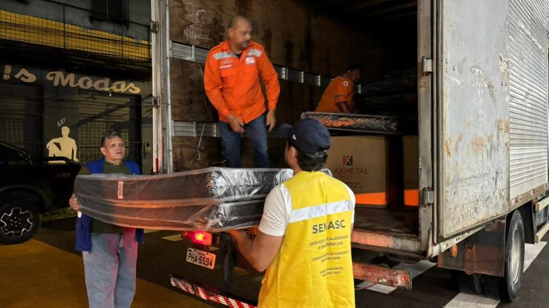 Mais de 50 famílias recebem cestas, colchões e kits de higiene após chuva em Manaus